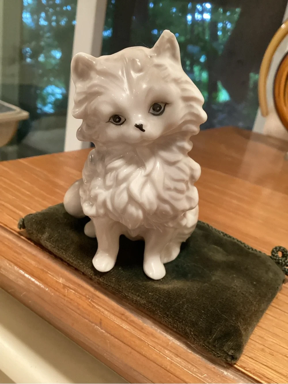 VTG MCM white Cat Figurine 4” on velvet carpet . No Call Outs